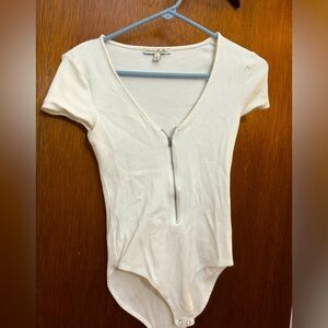 Express ribbed shortsleeve body suit with front zipper